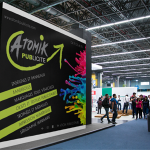 Atomik Publicité : fond de stand